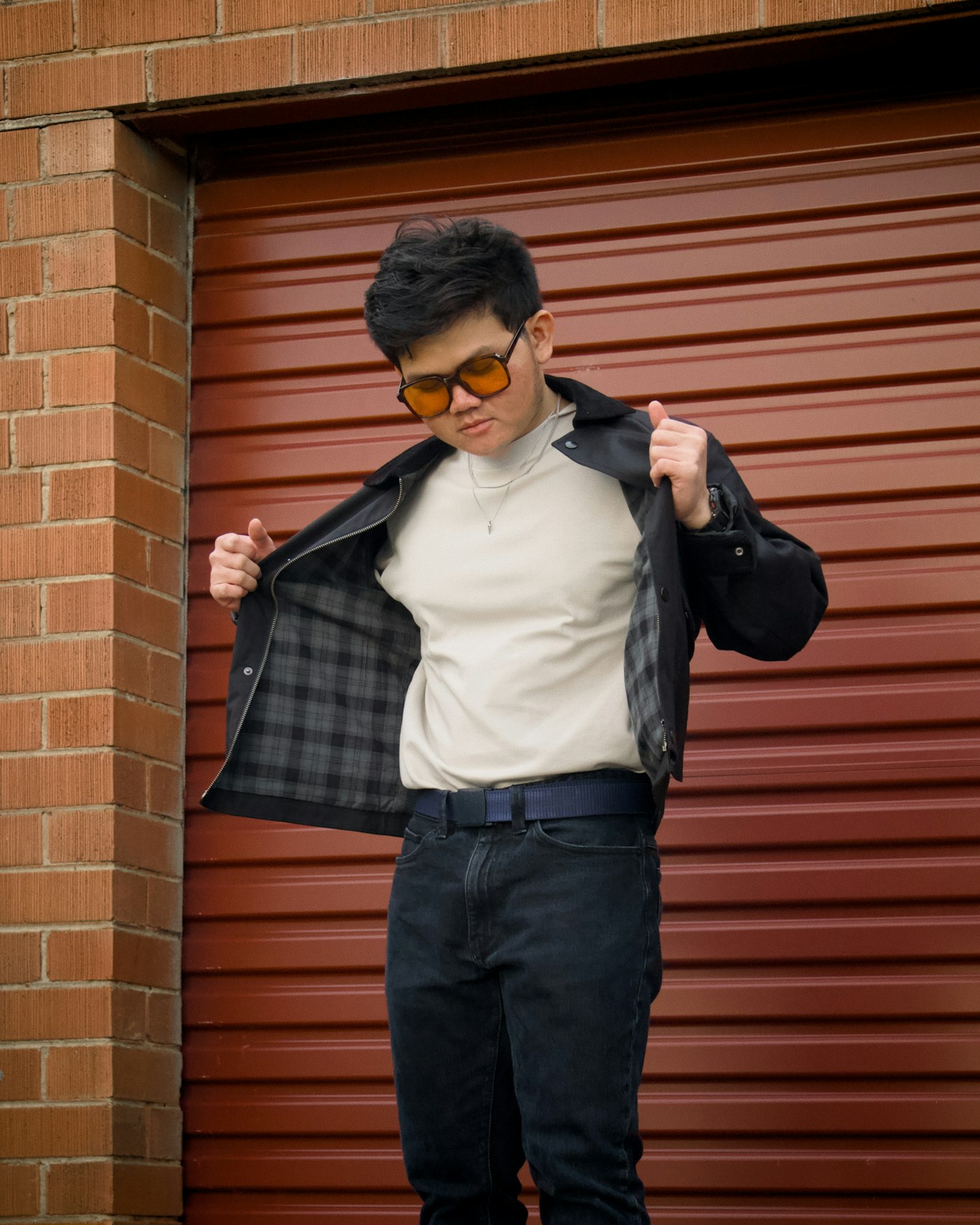 Persona con campera urbana